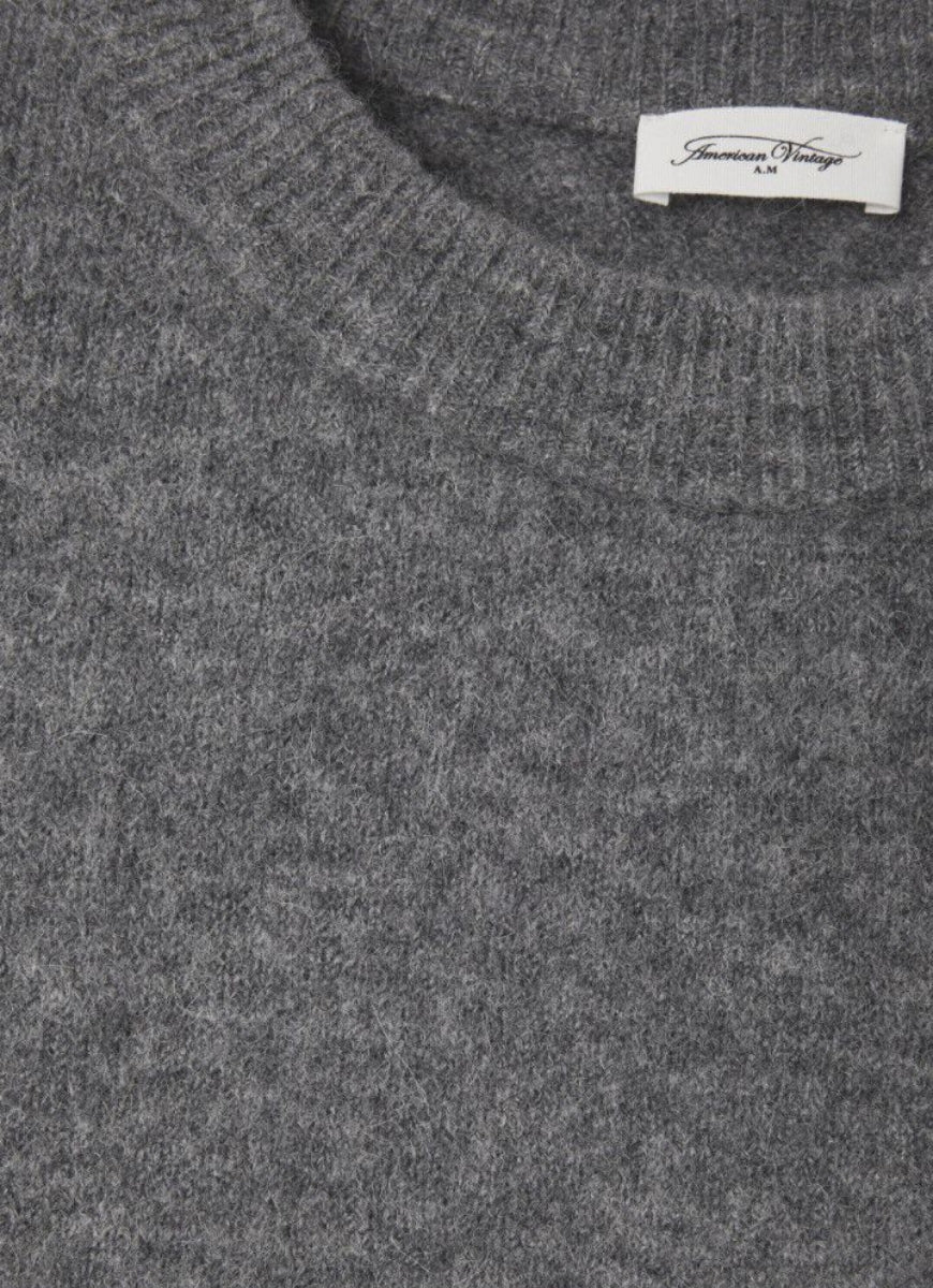 American Vintage Vitow Sweater in Acier Chine Close Up View of Neckline