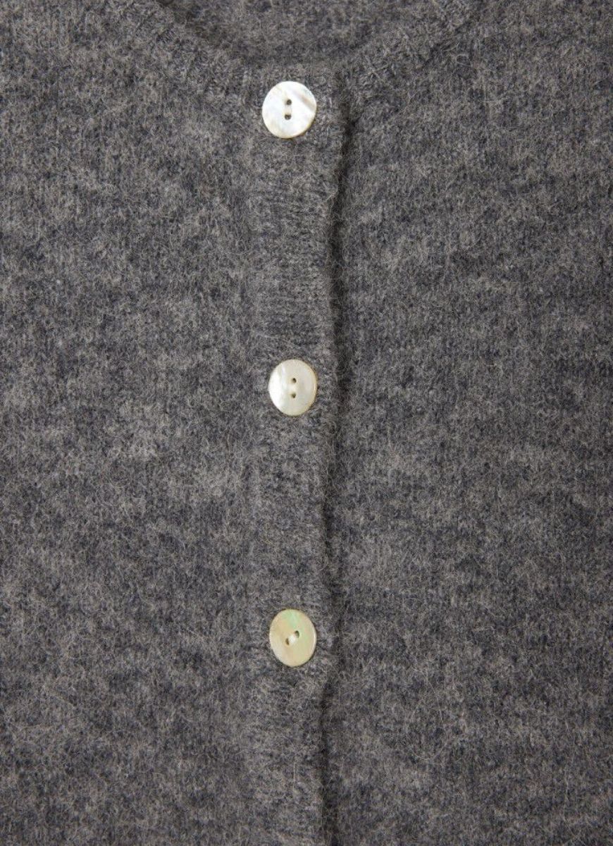 American Vintage Vitow Cardigan in Acier Chine Close Up View of Buttons