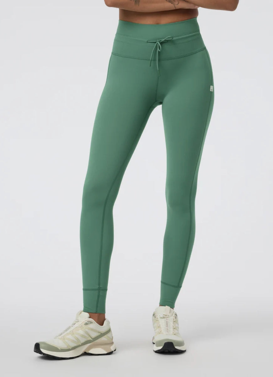 Vuori Daily Pocket Legging in Hedge Green