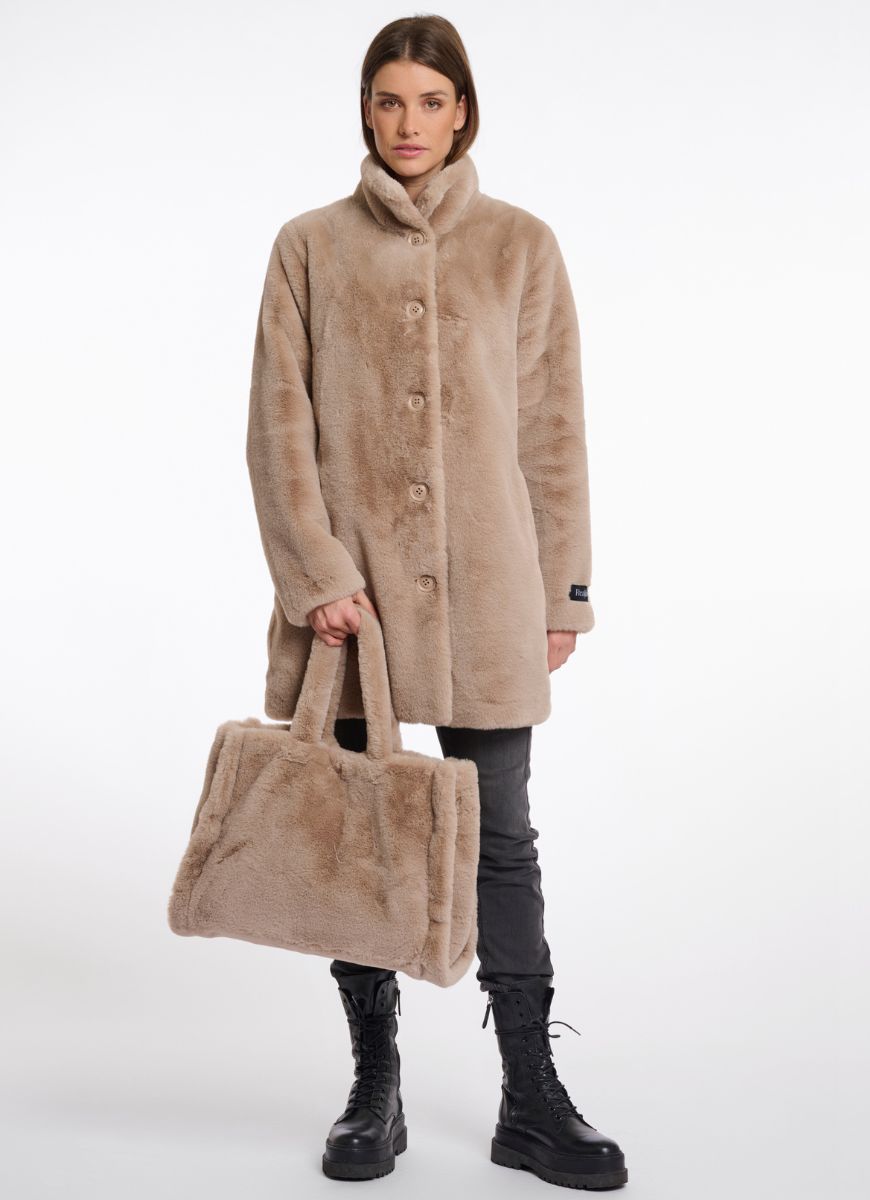 Rino & Pelle Daan Shopper Bag in Oat Model Holding Bag