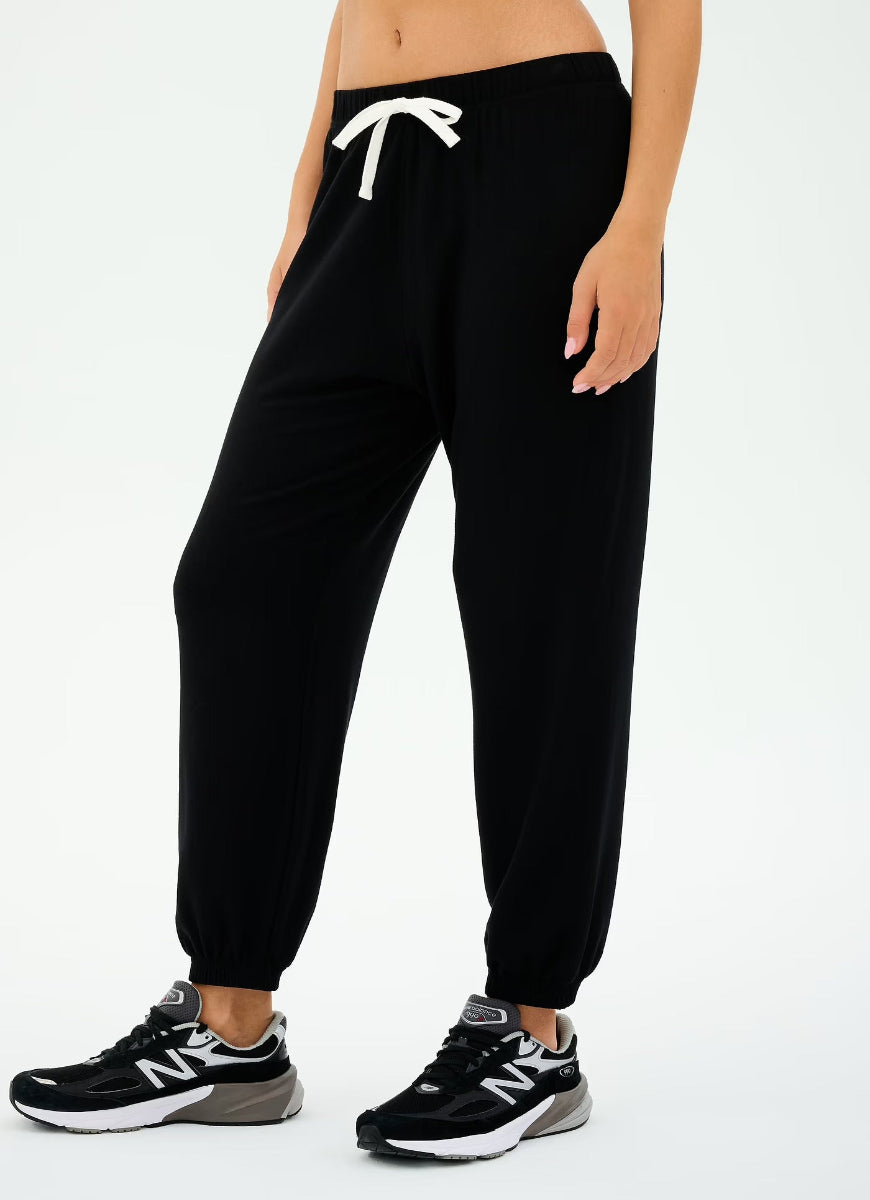Splits59 Andie Oversized Fleece Sweatpant in Black Angled Side View