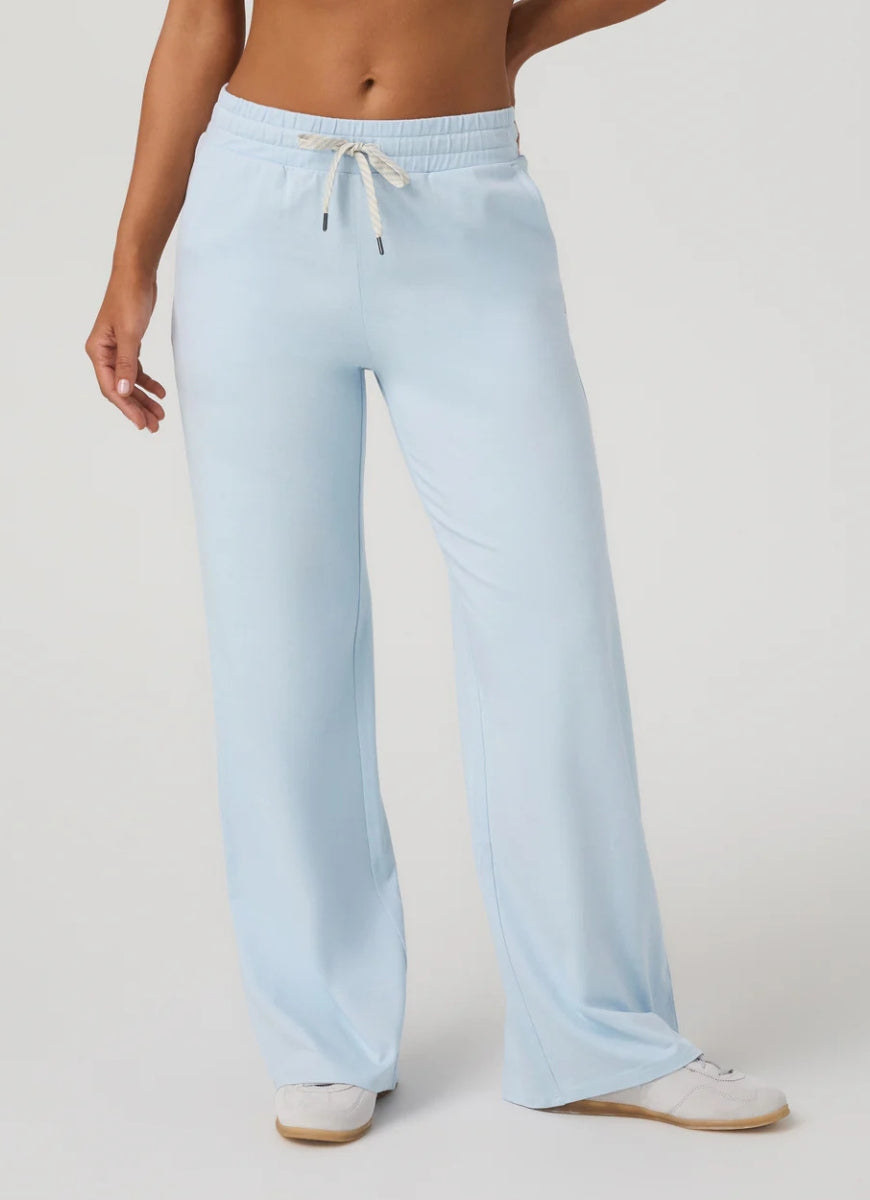 Vuori Halo Essential Wideleg in Soft Sky Heather