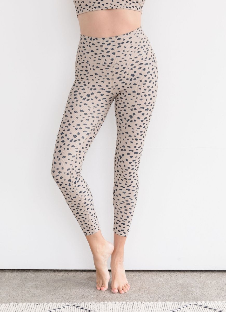 releve Model in BEACH RIOT Ribbed Ayla Legging in Taupe Spot