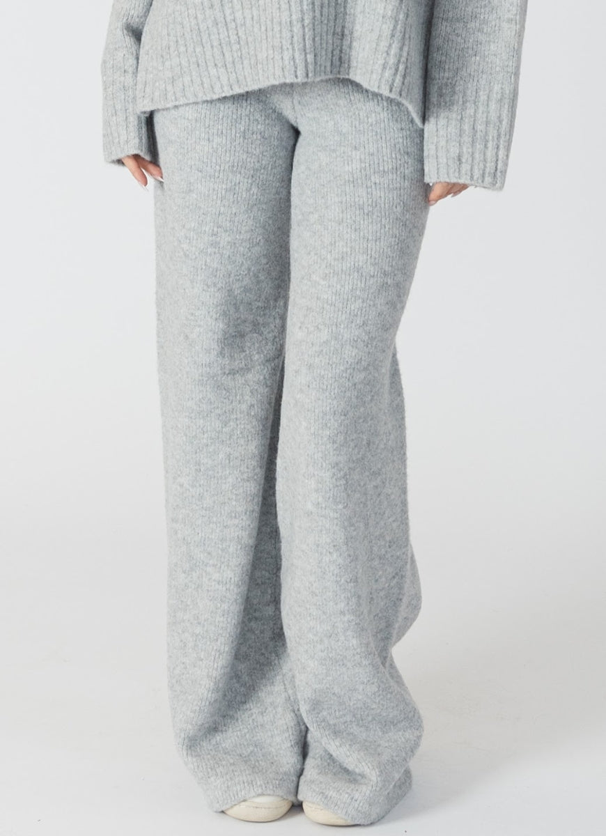 Lyla + Luxe Pico Wideleg Pant in Light Grey