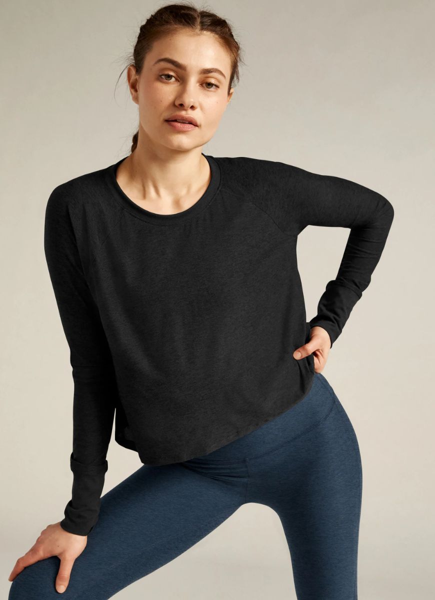 Beyond Yoga Featherweight Daydreamer Pullover in Darkest Night
