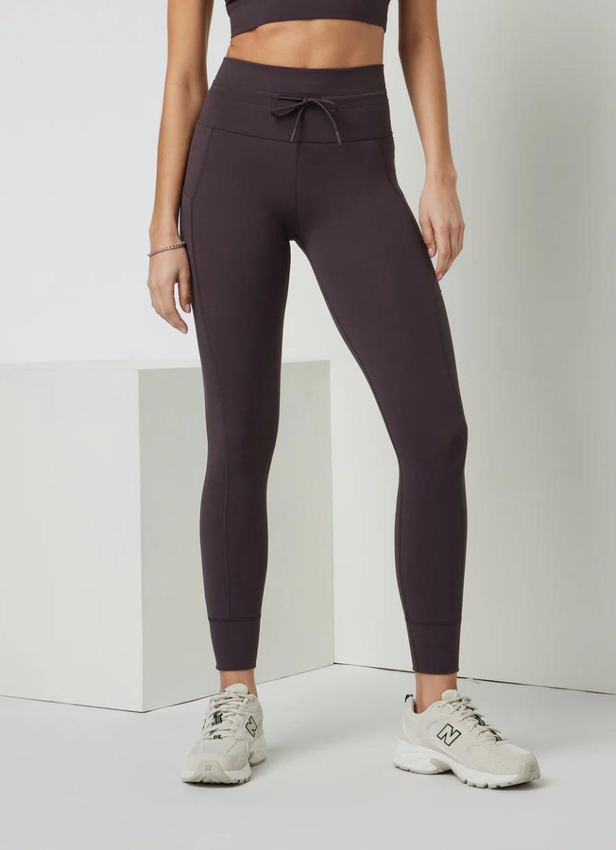 Vuori Daily Pocket Legging in Sangria