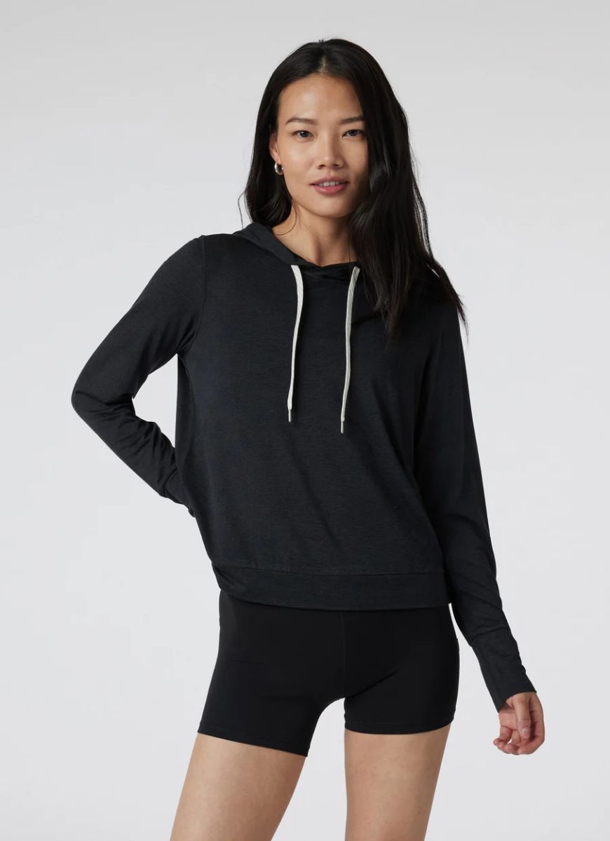 vuori Women's Halo Essential Hoodie in Black Heather