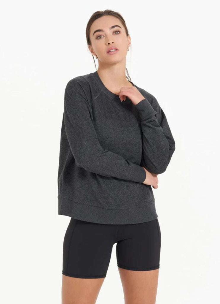 vuori Women's Long Sleeve Halo Crew in Charcoal Heather