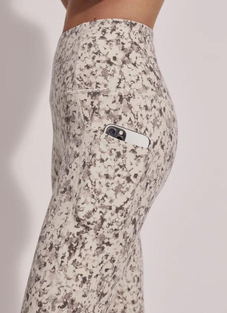Varley Move Pocket High Legging 25" in Fractured Flower Close Up Side View of Pocket with Mobile Phone in it.