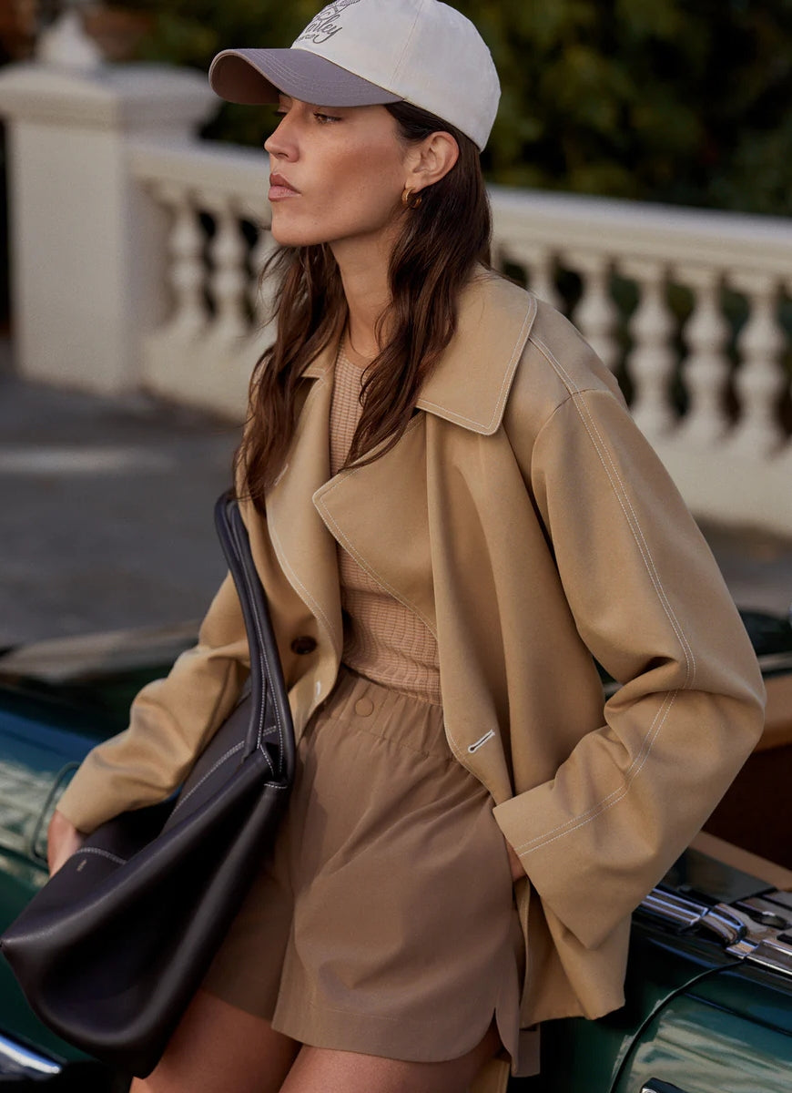 Varley | Maddox Short Trench Coat (Light Tan) | relevé