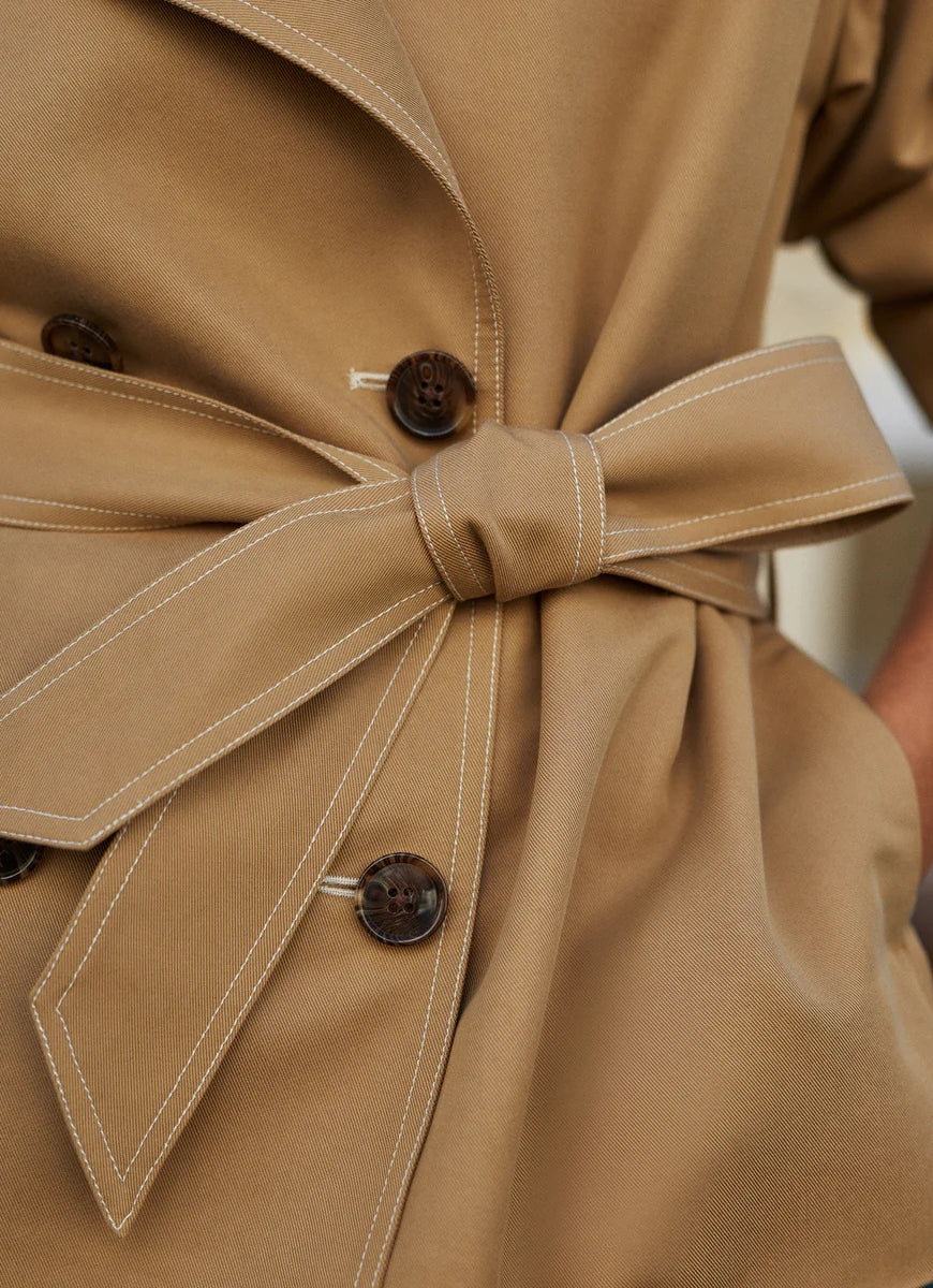 Varley | Maddox Short Trench Coat (Light Tan) | relevé