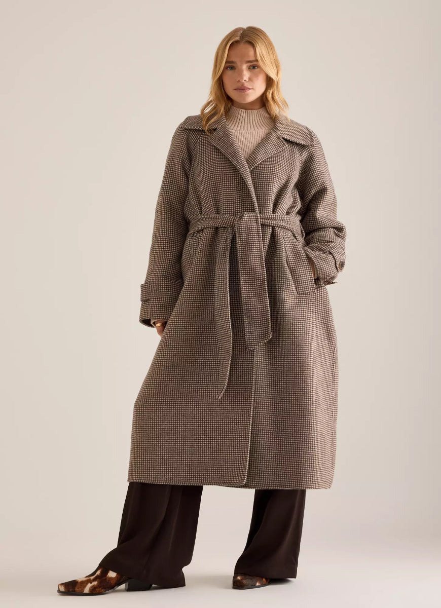 Varley Tomlinson Belted Long Coat in Deep Taupe/Sandshell Puppytooth Full Length Front View With Belt Tied