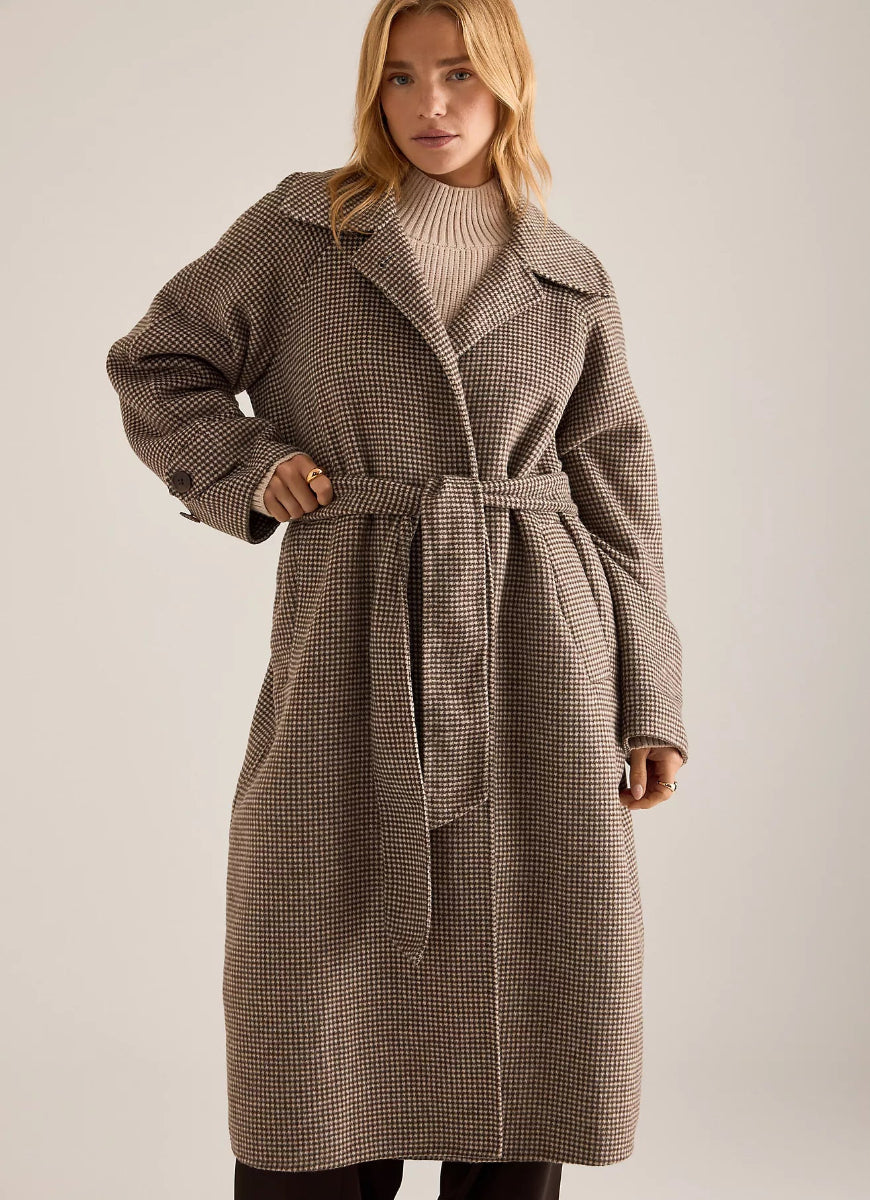 Varley Tomlinson Belted Long Coat in Deep Taupe/Sandshell Puppytooth Waist Belt Tied