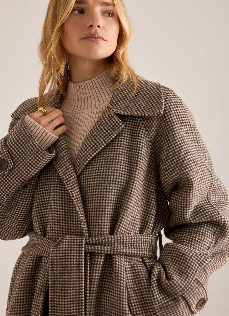 Varley Tomlinson Belted Long Coat in Deep Taupe/Sandshell Puppytooth Close Up Front View With Belt Tied