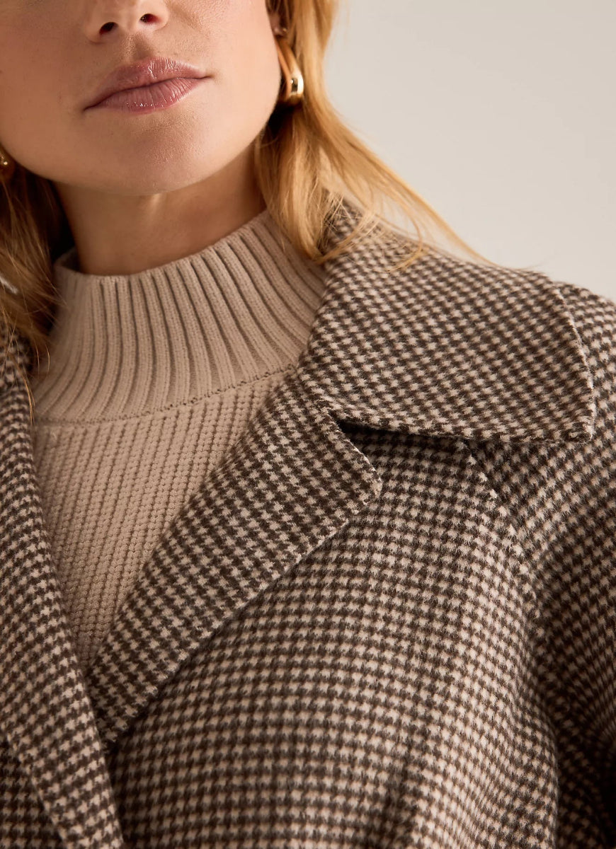 Varley Tomlinson Belted Long Coat in Deep Taupe/Sandshell Puppytooth Close Up Front View of Collar