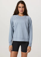 Vuori Long Sleeve Halo Crew in Heather Seaglass
