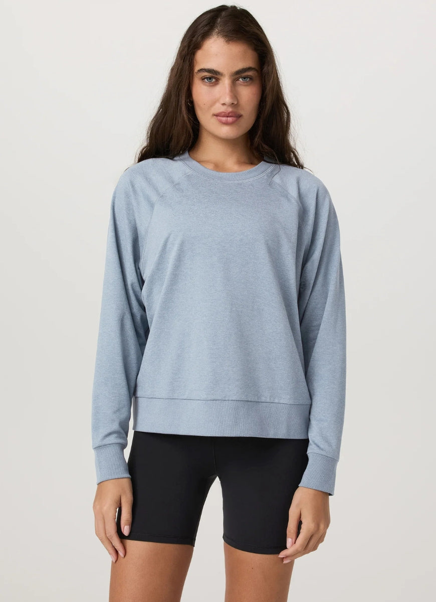 Vuori Long Sleeve Halo Crew in Heather Seaglass