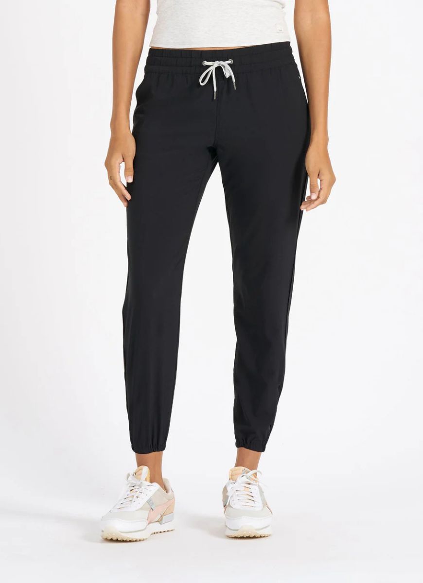 Vuori Women's Weekend Jogger in Black
