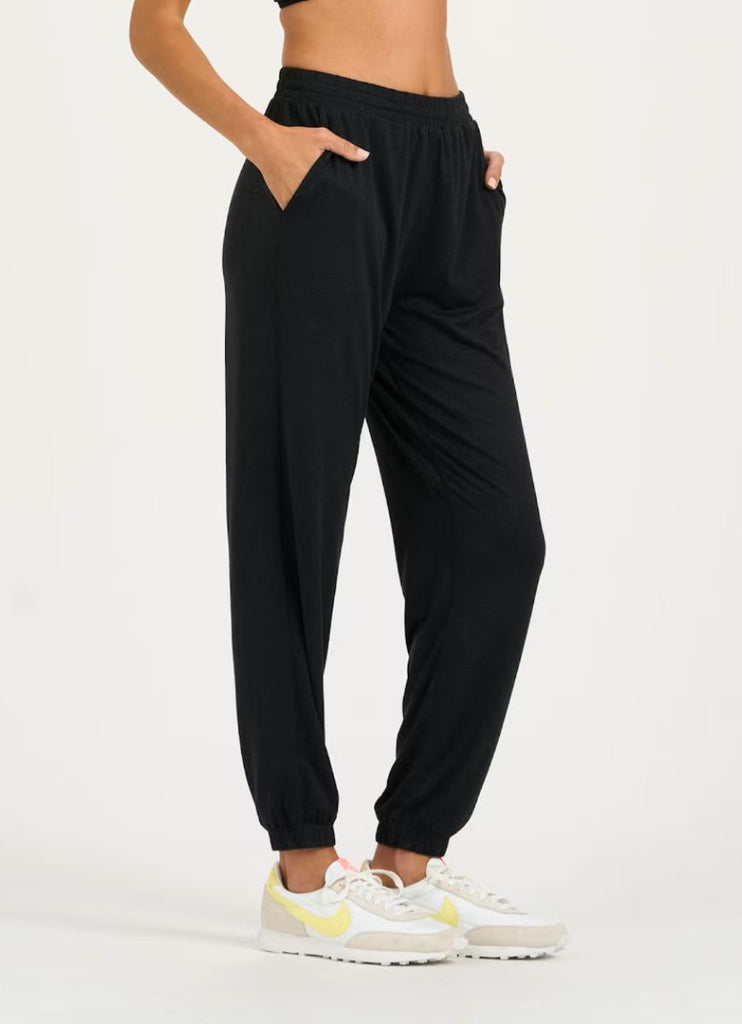 Vuori Boyfriend Jogger in Black Waist Down Side View with Hand in Pocket